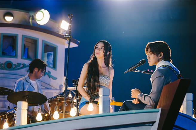 告五人今晚在宜兰演唱会上，搭復刻渔船「顺德号」绕场与歌迷互动。（相信音乐提供）