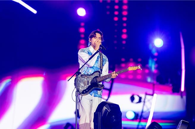 告五人主唱云安一身蓝色海洋风造型登场。（相信音乐提供）