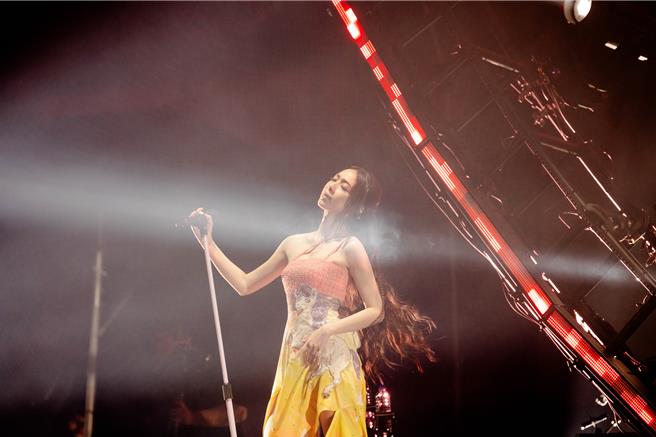 告五人主唱犬青身穿与日本涂鸦艺术家Lady Aiko合作订制的战袍亮相。（相信音乐提供）