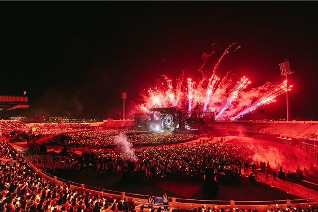 告五人今晚在宜兰演唱会上施放烟火，画面璀璨。（相信音乐提供）