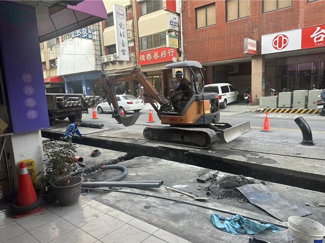 彰化縣員林市中山南路在16日下午發生一起氣爆意外，疑因施工人員挖破瓦斯天然氣管線，修理時產生火花而引發氣爆，4名工人受傷送醫。（民眾提供／陳淑芬彰化傳真）
