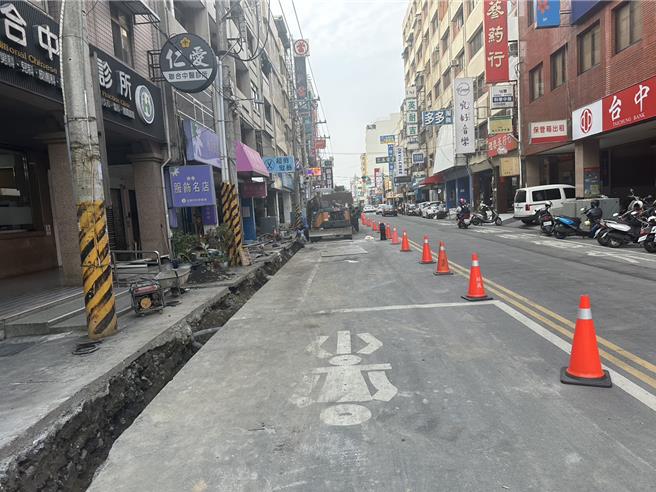 彰化縣員林市中山南路在16日下午發生一起氣爆意外，疑因施工人員挖破瓦斯天然氣管線，修理時產生火花而引發氣爆，4名工人受傷送醫。（民眾提供／陳淑芬彰化傳真）