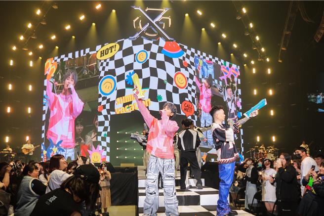 「GX」鼓鼓（左）、萧秉治16、17日在高雄流行音乐中心开唱，吸引大批粉丝支持。（相信音乐提供）