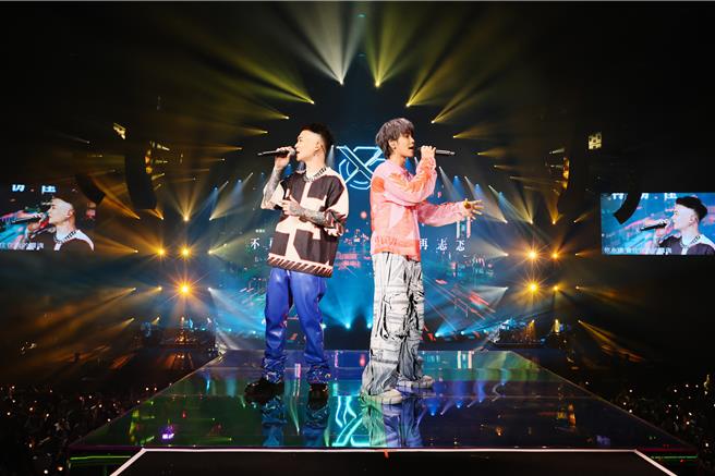 「GX」鼓鼓（右）、萧秉治16、17日在高雄流行音乐中心开唱，吸引大批粉丝支持。（相信音乐提供）