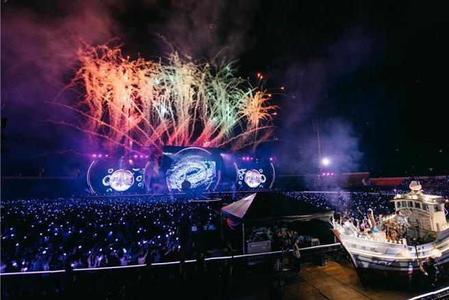 告五人16日搭乘「顺德号」环绕全场，与歌迷近距离互动。（相信音乐提供）