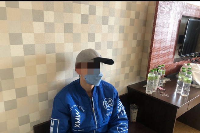 羅男自稱「英國醫生」的華人男子持美國居留證（姓名：高陽）入住，惟飯店人員無法辨其真偽，警方獲報後立即趕到現場。（圖／警方提供）