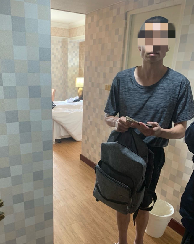 羅男自稱「英國醫生」的華人男子持美國居留證（姓名：高陽）入住，惟飯店人員無法辨其真偽，警方獲報後立即趕到現場。（圖／警方提供）