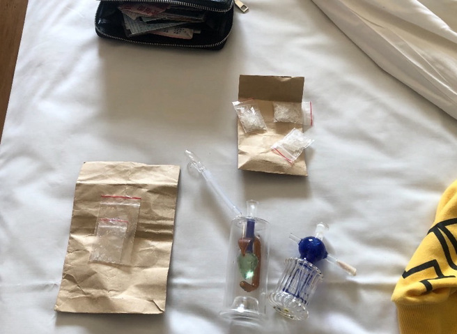 警方當場起獲安非他命吸食器2組、第二級毒品安非他命4包（毛重10.36公克）、偽造美國居留證1張、手機1支等犯罪證物，全案詢後將羅嫌依法移送臺灣臺中地檢署偵辦。（圖／警方提供）