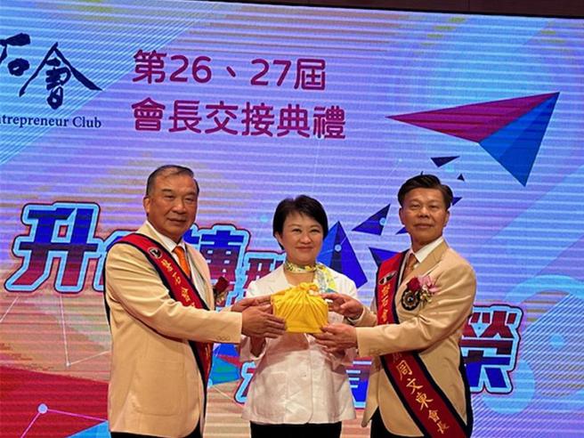 磐石会16日举行第26、27届会长交接典礼，新任会长-聚隆纤维董事长周文东（右），在台中市长卢秀燕（中）监交下，由卸任会长-富旺国际董事长林正雄的手中，接下印信，正式走马上任。图／刘朱松