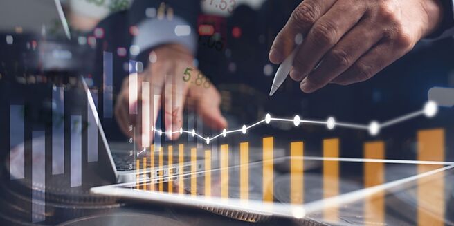 台股股本百億級以上企業年報出爐，金融業2023年獲利大幅增長，半導體、貨櫃海運、面板等三大產業龍頭股則獲利衰退或持續虧損。圖／Unsplash