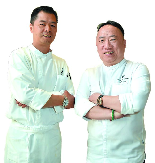 〈隽 GEN〉餐厅餐饮总监陈泰荣（右），以及行政主厨胡鑑波。图／姚舜