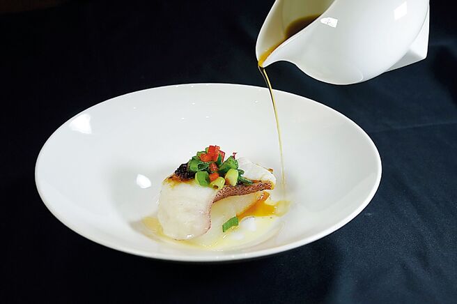 〈豉汁蒸鲜鱼〉是以资深海鲜老饕眼中的「逸品海鱼」-澎湖野生红条清蒸，并用豉汁、剁成茸的陈皮、葱花和辣椒丁提味。图／姚舜