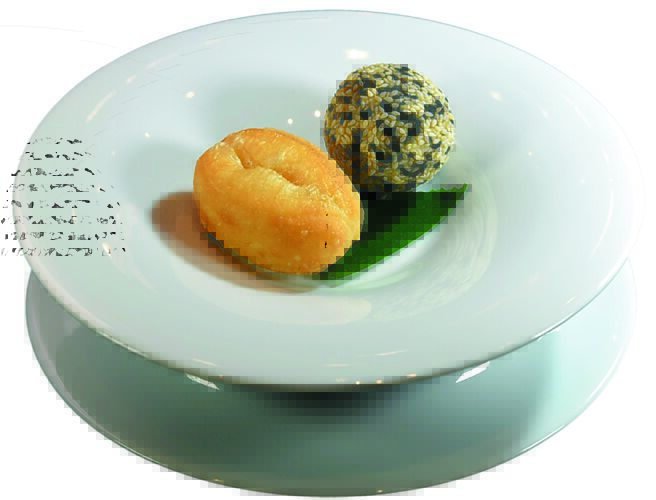 用来与〈杏仁茶〉搭配的〈港式油条〉，是「早哥」手工自制，口感外脆内软带咸味。图／姚舜