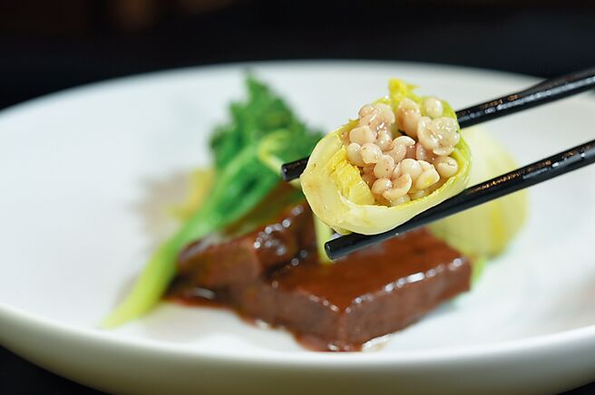 〈波特酒和牛脸颊〉的配菜是在娃娃菜内镶了小薏仁，然后以鲜高汤煨煮入味，做工不厌精细。图／姚舜