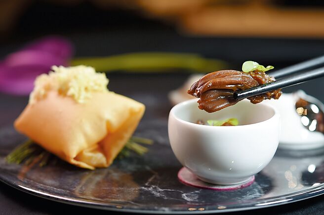 〈梅菜鸭舌〉是以滷到极致入味的鸭舌，搭配咸香回甘、脆口的岭南三大名菜之一的〈惠州梅菜〉呈现。图／姚舜