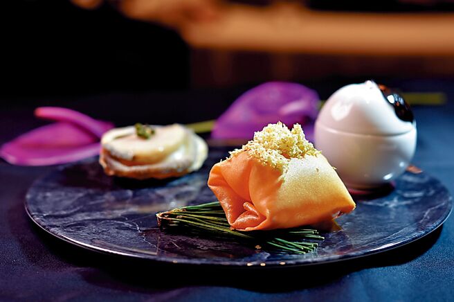 〈空心春卷〉得靠精准火候控制，才能将皮炸得薄酥脆，内馅是虾肉与猪肉，外层现刨栗子丝。图／姚舜