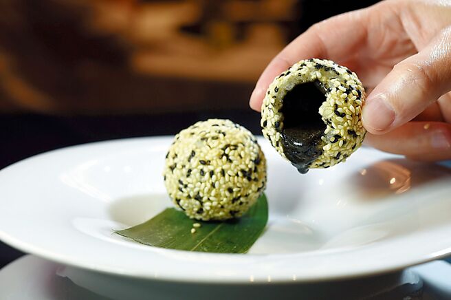甜点〈流沙芝麻球〉内馅香浓，外皮酥香脆。图／姚舜
