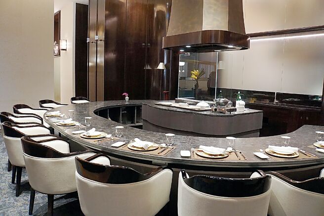 高雄顶级粤菜餐厅〈隽 GEN〉，规画有「板前用餐区」，客人可欣赏主厨烹调过程并与主厨互动。图／姚舜