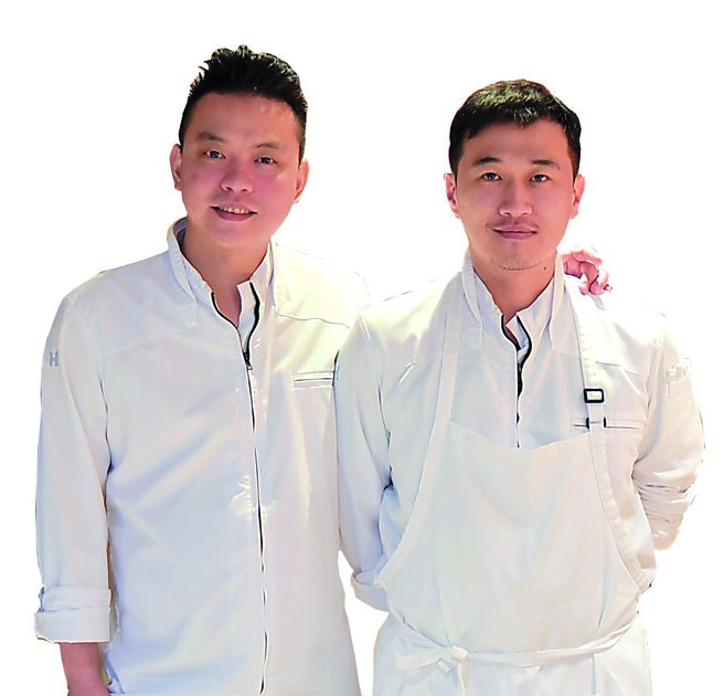 〈T+T〉主人兼总主厨蔡元善（左）与餐厅主厨李至正。图／姚舜