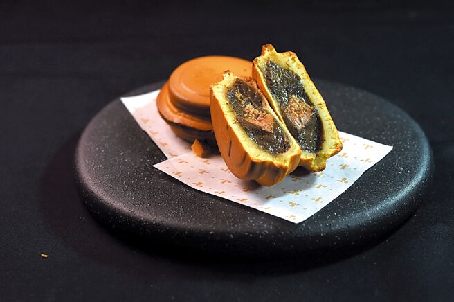 〈T+T〉的人气美味菜式〈松露/鸭肝/车轮饼〉，因全市场鸭肝缺货必须改内馅。图／姚舜