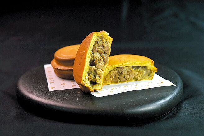 〈T+T〉本季车轮饼改版，内馅是油封鸭腿经香料长时间油封浸泡达至软嫩后，取下鸭肉切丁，拌富含鸭肉精华汁液与松露制成之浓郁松露酱汁。图／姚舜