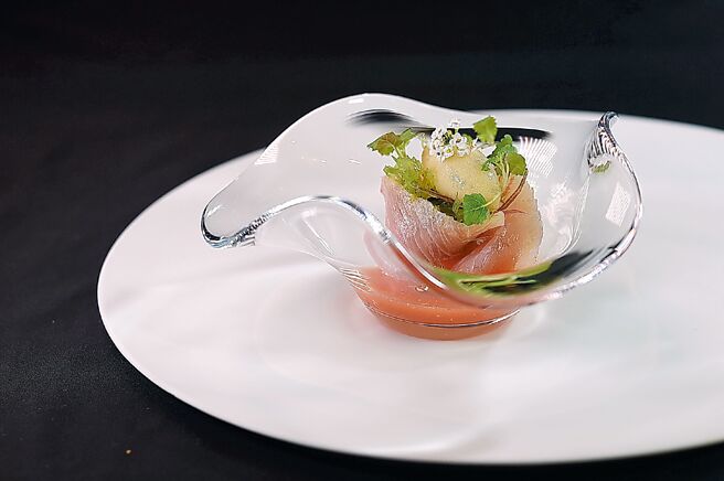 〈番茄/罗望子/红甘〉是马来西亚亚参鱼（Asam fish）发想，以酸味为主轴，使用香茅、南姜、柠檬皮腌制红甘鱼切片，挤上香茅糖胶夹裹着茗荷、香蜂草、海藻，下衬发酵番茄和鱼露调制的酸甜酱汁提味。图／姚舜