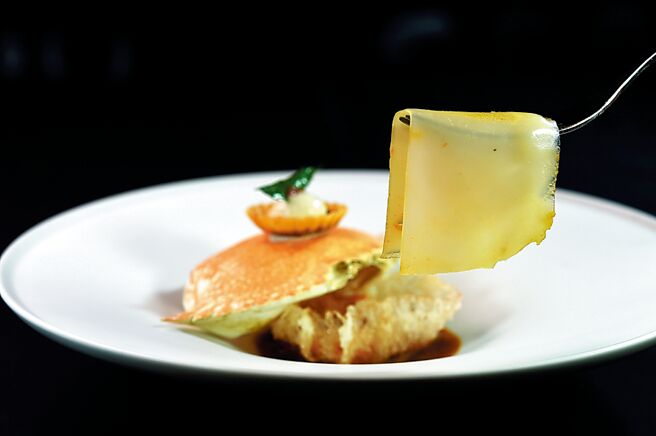 〈叻沙/粄条/蟹肉〉的宽版海鲜粄条，是用在来米、扇贝与虾做的。图／姚舜