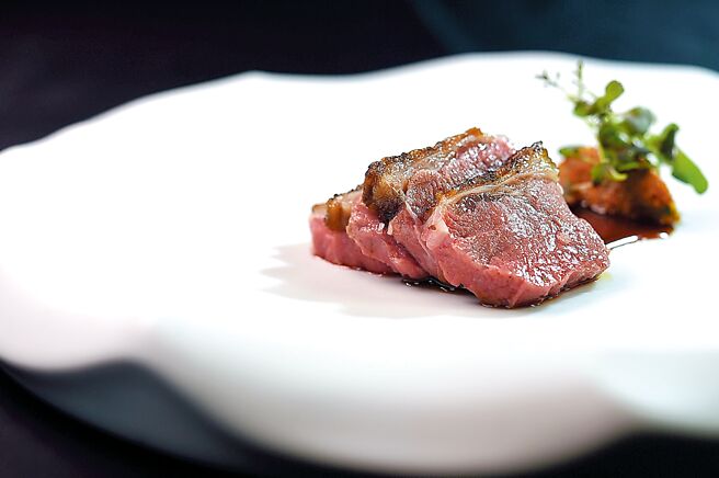 〈羊鞍/南姜/扁鱼〉是用高檔羊鞍肉，结合南洋沙嗲风味元素演绎「沙茶羊肉」。图／姚舜