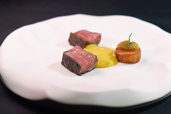 〈和牛/香茅/椰浆〉是以风味浓郁富层次的仁当酱汁为和牛提味。图／姚舜