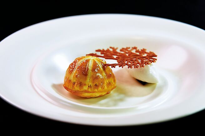 〈椰子/芋头/紫米〉是西式手法演绎「泰式紫米粥」，右为底部衬藉紫米的椰奶冰淇淋，左为包裹芋泥、紫米馅及麻糬的派，最上方点缀上芋头脆片。图／姚舜