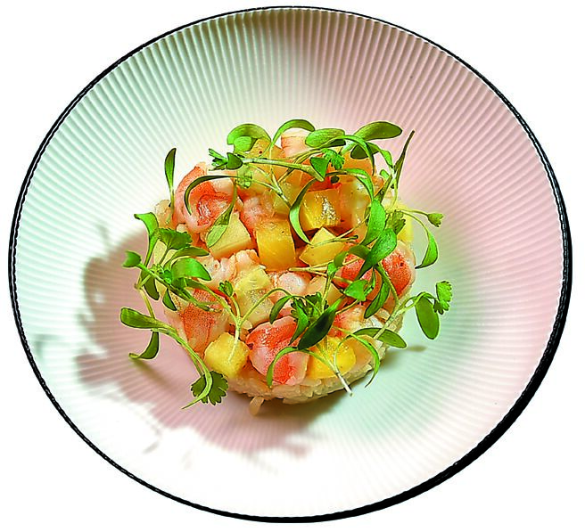 〈凤梨/虾仁/茉莉香米〉是以〈冬荫功〉发想，主体为泰式香料饭，搭配与柑橘醋、甜鸡酱及鱼露拌合的大黄瓜、凤梨丁，以及用冬荫功煨煮的半熟白虾呈现。图／姚舜