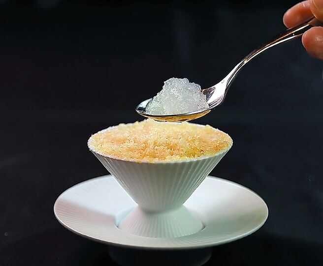 甜点〈桂花/杏仁/燕窝〉最下方以杏仁泥打底，中间的燕窝搭配川贝、百合、蜂蜜带出清甜风味，最上方则是以桂花及川贝制成的绵密泡沫，再刨上烤过的夏威夷果仁。图／姚舜