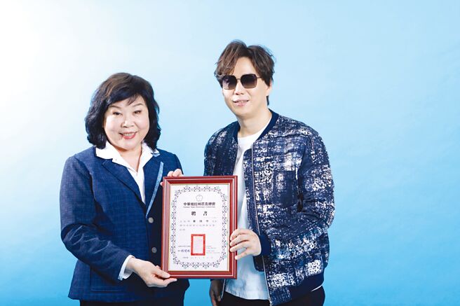 歌王蕭煌奇（右）擔任中華帕拉林匹克總會親善大使。圖／中華帕拉林匹克總會提供