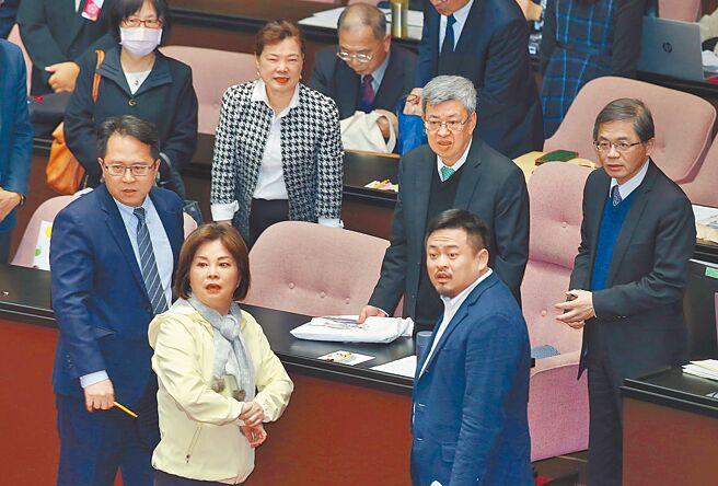 立法院15日院会轮到经济组立委质询行政院长陈建仁，由于民进党立委陈亭妃改书面报告，主持的院长韩国瑜一路唱名，后续表订质询的立委未及到场，韩院长随后宣布询答完毕，赶来的立委邱志伟（前排左起）、赖惠员、洪申翰抗议无效，围着一脸错愕的陈揆。（姚志平摄）