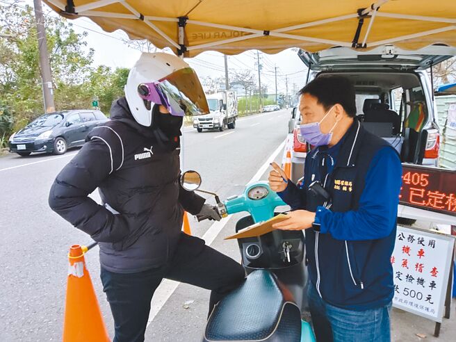 西台灣空氣品質不佳，北北基桃竹5縣市15日聯合查核工廠、工地、餐飲、露天燃燒及攔查柴油車、機車等，也要求大型工廠排放減量。（桃園市環保局提供／賴佑維桃園傳真）
