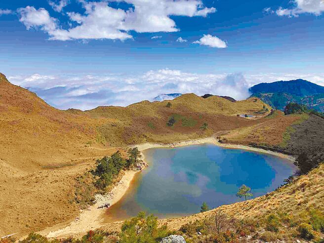 林业署花莲分署与万荣乡公所、部落族人共同推动画设「七彩湖野生动物保护区」，希望降低当地生态环境衝击。（林业及自然保育署花莲分署提供／王志伟花莲传真）