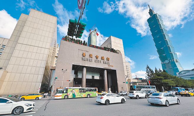 台北市社會局劉姓女科員涉販毒，社會局15日再召開考績會，會中認為劉女嚴重影響北市府聲譽，決議2大過免職，停職期間不發給半俸，圖為北市府外觀。（本報資料照片）