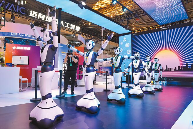 《华尔街日报》报导，《美中科技合作协定》在今年2月底到期后，已悄然续签，延长6个月，但双方没有在网上发布官方声明。图为上海2023世界AI大会上的机器人。（中新社）