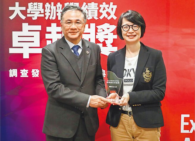 朝陽科大在校長鄭道明（左）領導下，辦學績效卓越，新生註冊率高達95.58％，表現十分亮眼，榮獲「績效卓越獎」，鄭道明15日代表出席領獎。（朝陽科大提供／陳淑芬台中傳真）