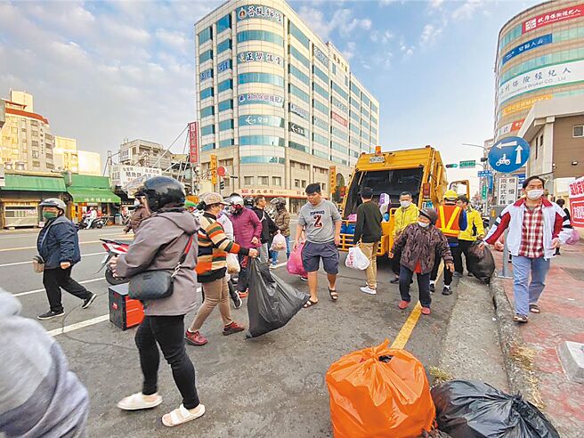嘉義市觀光人潮多，垃圾也增加，規畫建新焚化爐提高量能。圖為今年春節期間文化公園前定點收運垃圾情形。（本報資料照片）
