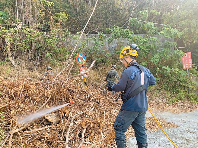 高雄柴山保有300年歷史、上百座古墓，國家自然公園管理處及高市消防局等多個單位，15日聯合演練撲滅山林大火，提醒民眾若上柴山掃墓不可「燒紙錢、引火整地、吸菸」。（自管處提供／袁庭堯高雄傳真）