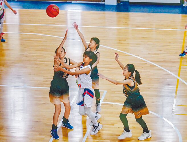 台東縣金峰鄉公所鼓勵鄉民多運動及學習才藝。圖為金峰鄉賓茂國小球隊賽事照。（蔡旻妤攝）