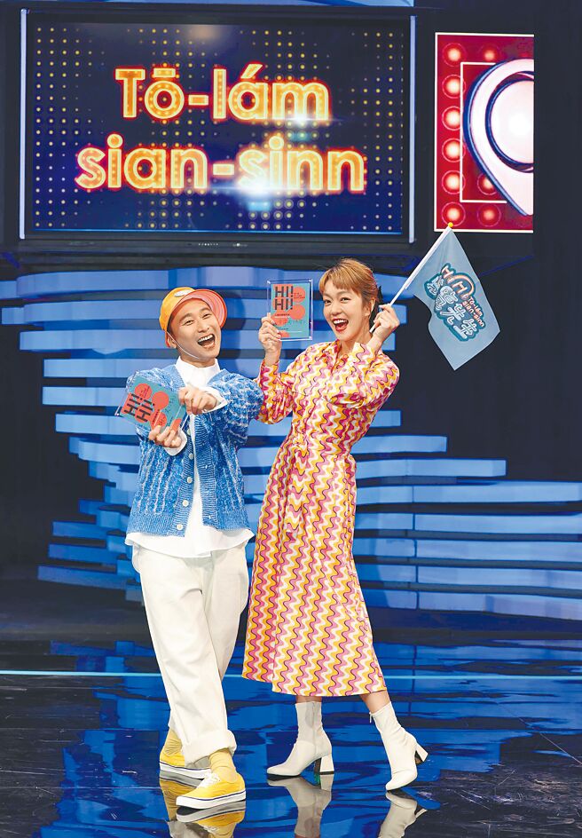 浩子（左）、大霈15日開錄第三季《HiHi導覽先生》，展現絕佳默契。（公視台語台提供）