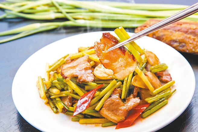 「蒜苔烟熏咸肉」是很好下饭的一道料理。（点水楼提供）