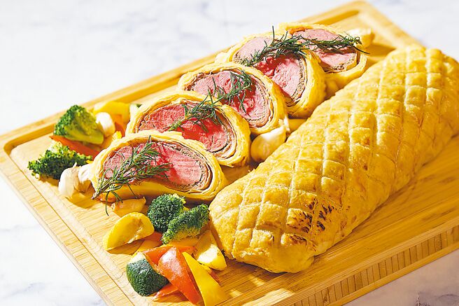 「欧洲美食节」推出传统英式料理「威灵顿牛排」，每口都充满丰富的层次。（JR东日本大饭店台北提供）
