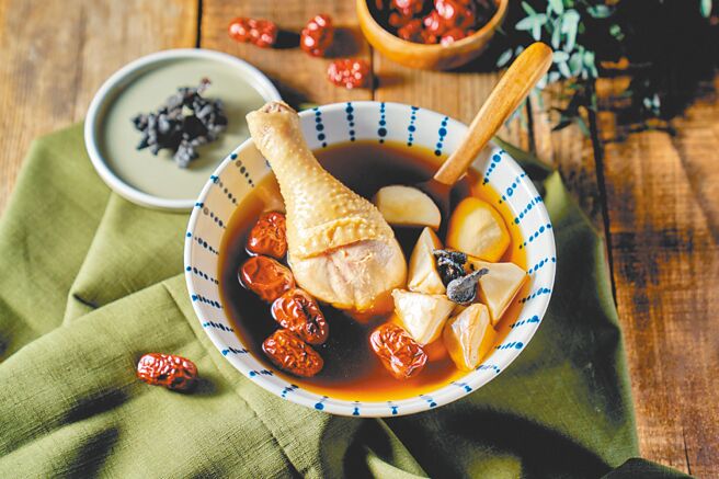 浓郁回甘的「黑蒜菇菇鸡腿」採用在地小农黑蒜产品，搭配文火慢熬的鸡腿，香气浓郁口感回甘。（六福旅游集团提供）