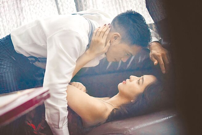 周晓涵（下）在《商魂》与市原隼人有大尺度的床戏。（民视提供）