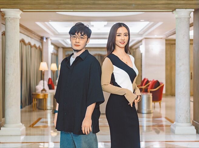 《商魂》导演洪子鹏（左）与周晓涵一起受访。（罗永铭摄）