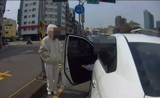 正妹開車突「刁車顧路」 超級尷尬！暖警一招解圍