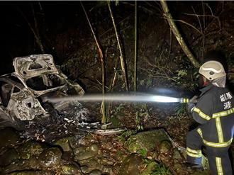 疑路況不熟 駕駛開特斯拉摔深谷 下秒車子燒成廢鐵